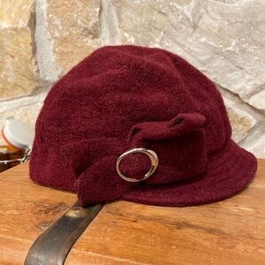 Soprattutto Capelli Elegant Burgundy Italian Wool Cap Hat with Silver Bow Accent